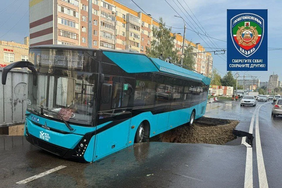 Троллейбус Минского автозавода завис над провалом в дороге в Казани. Фото: ГАИ Казани.