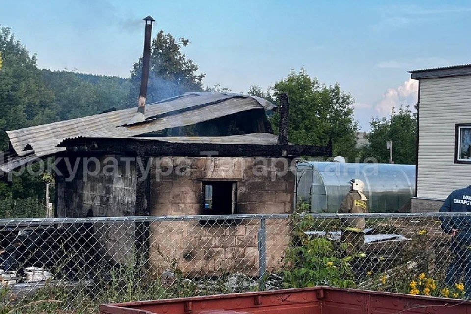 Судя по кадрам с места происшествия, строение выгорело изнутри.
