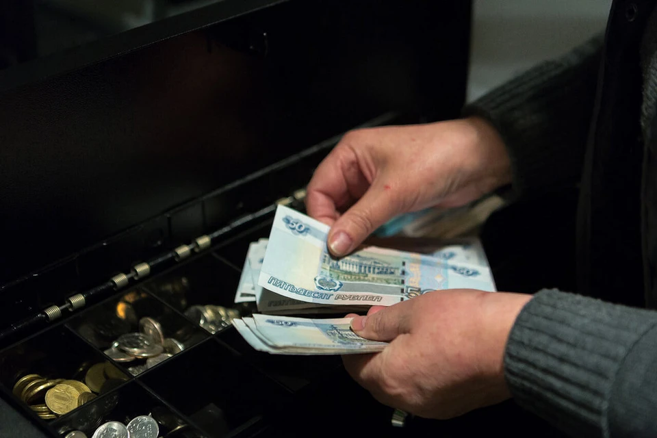 В Новосибирске будут судить девушку, похитившую из кассы магазина более 290 тысяч рублей.