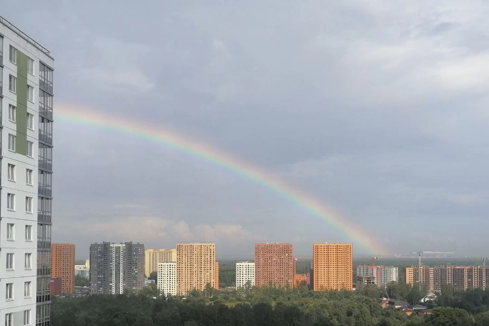Радуга раскинулась над Петербургом после дождя.