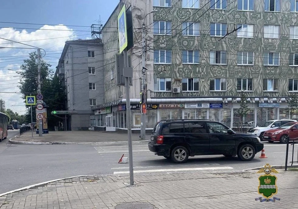 В Калуге автомобиль сбил двух человек на пешеходном переходе.
