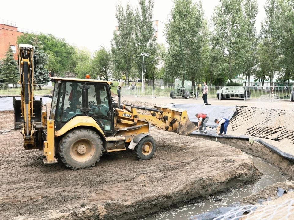 Сейчас завершается подвод воды к обмелевшему озеру.
