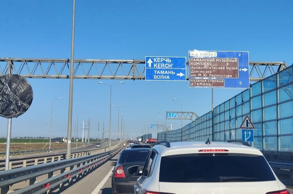В середине недели пробка на Крымском мосту сбавила обороты. Фото: чат для автомобилистов "Крымский мост"
