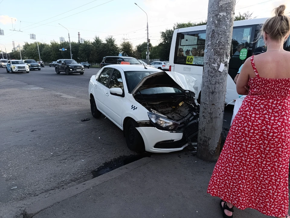 Примерно в 17:30 после того как «Лада Гранта» врезалась в «Шевроле», отечественный автомобиль отрикошетил в столб.