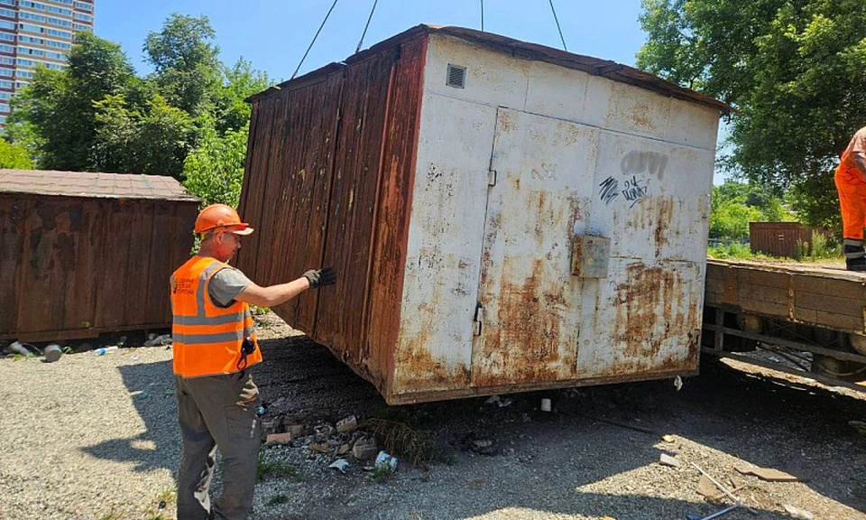 Владельцев заранее предупреждают, но многие игнорируют законные требования об освобождении территории.