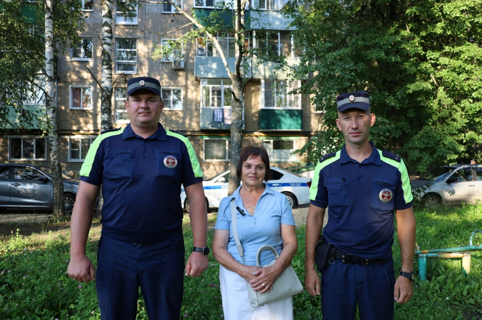 Инспекторы помогли женщине выбраться из задымленного подьезда