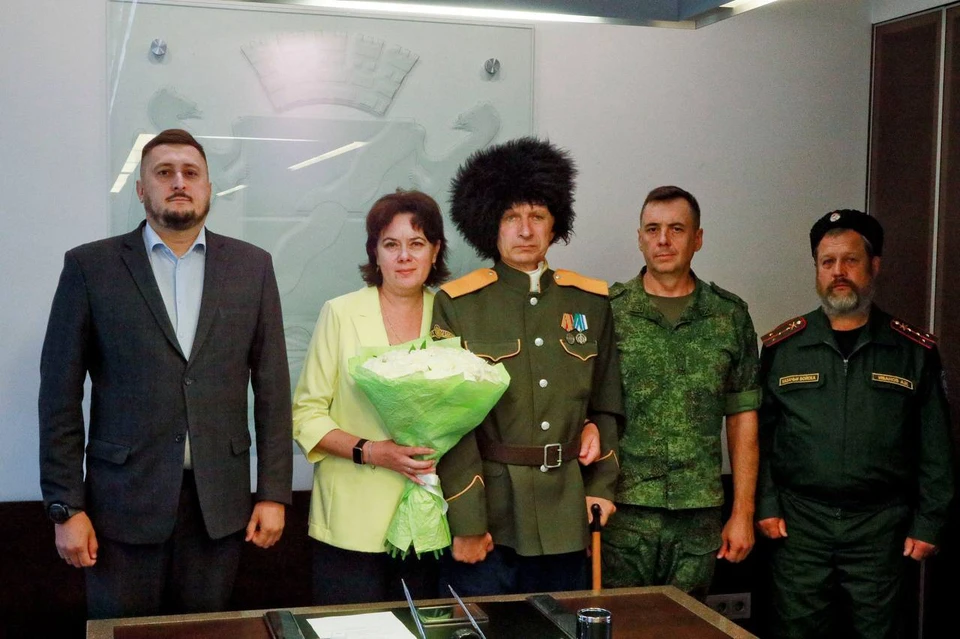 Новосибирцу вручили медаль «За храбрость» II степени и нагрудный знак. Фото: пресс-служба мэрии Новосибирска