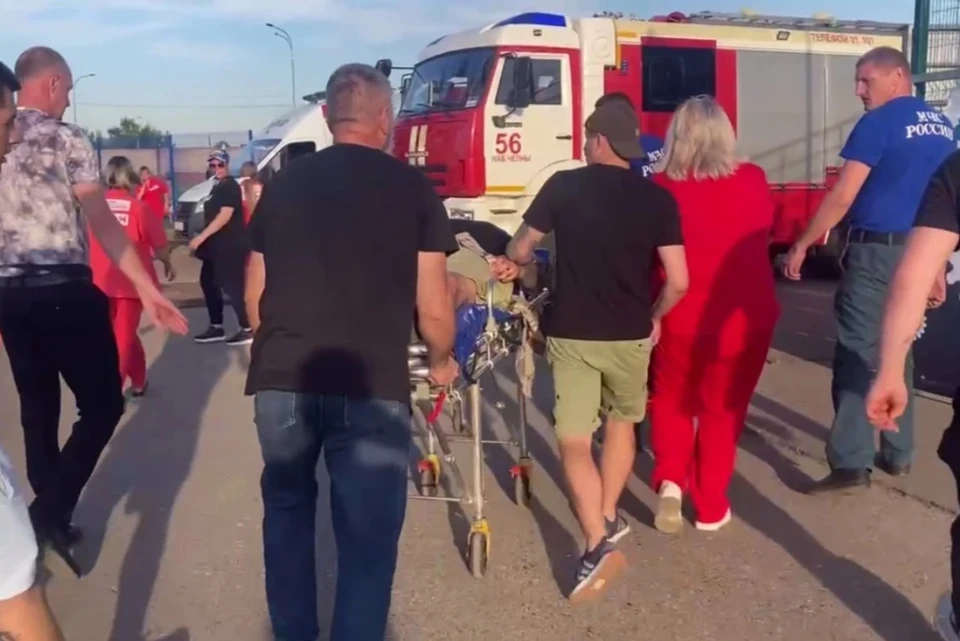 Пострадавшего 2 августа на матче челябинца увезли в больницу прямо с трибун. Фото: кадр с видео / t.me/Sanochkin_otfutbolen
