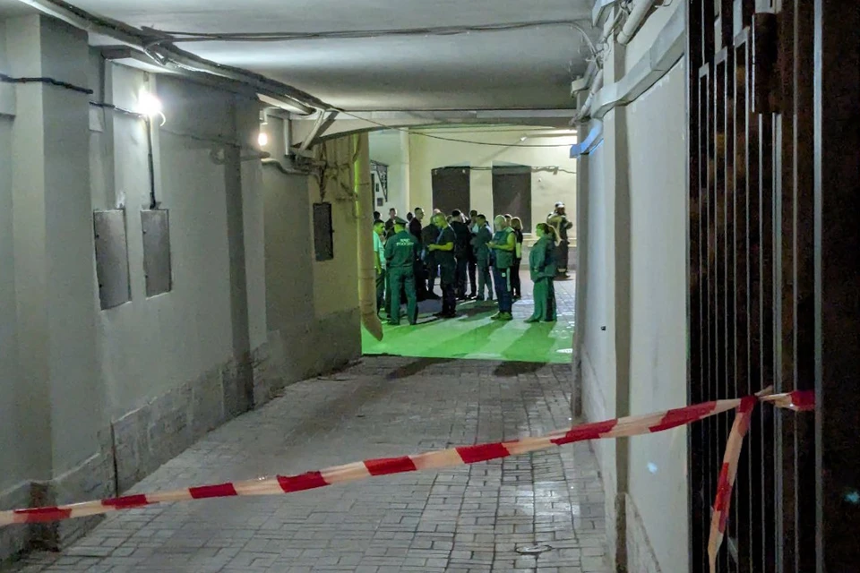 Потолок обвалился в квартире на Невском. Подходы к парадной перекрыли.