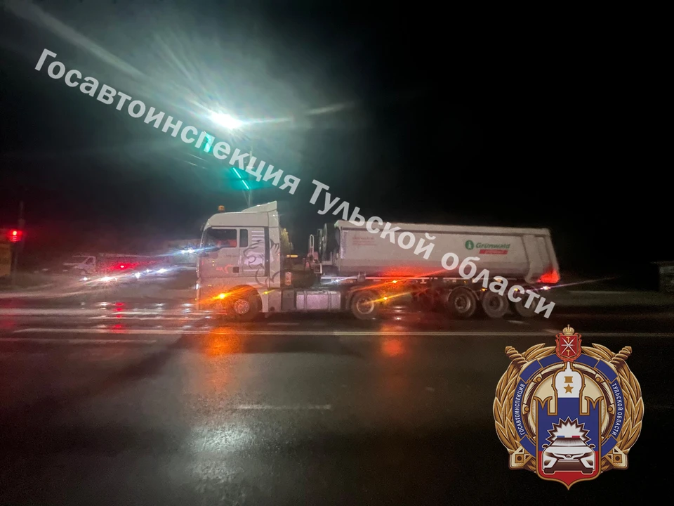 В Туле на улице Рязанской грузовик врезался в легковушку и бетонное ограждение.