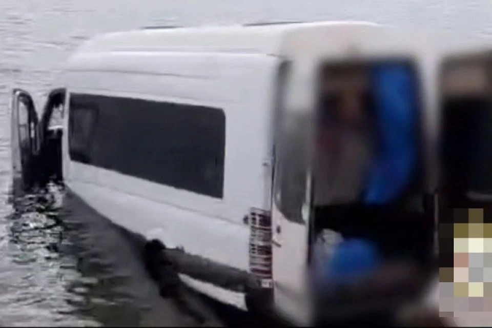В Ольхонском районе маршрутка съехала со склона в озеро