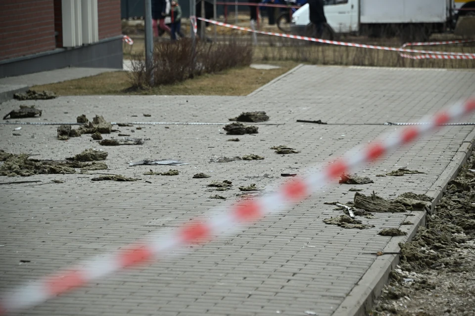 В результате атаки БПЛА произошел взрыв и возгорание в многоэтажке на левом берегу.
