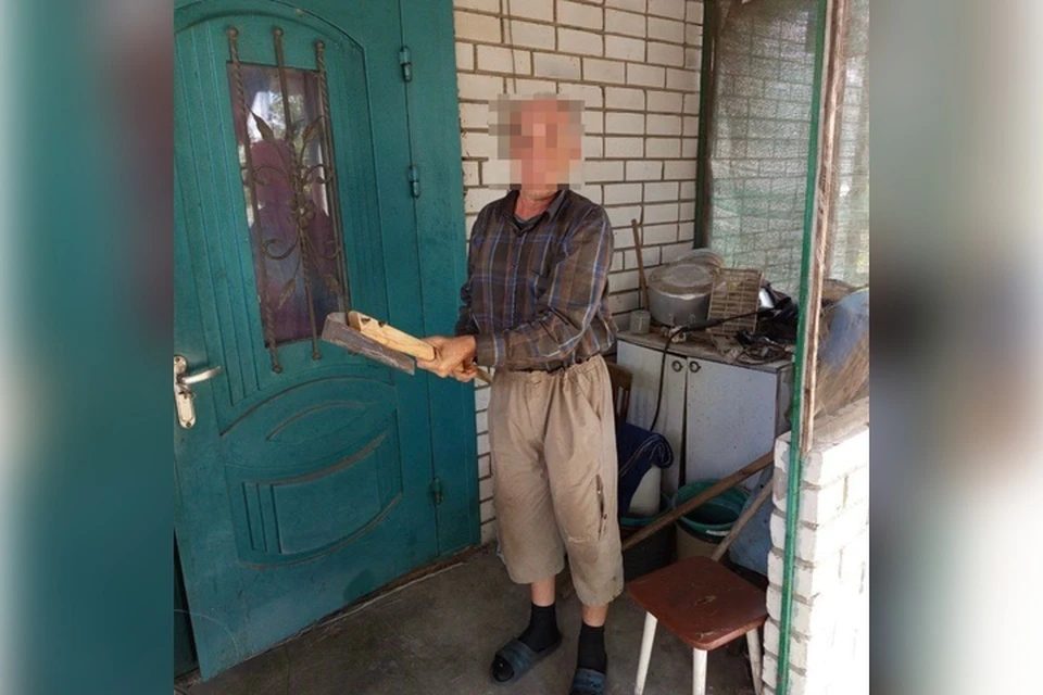 Херсонец во время следственного эксперимента показывает, как убил товарища тяпкой. Фото: СУ СК России по Херсонской области