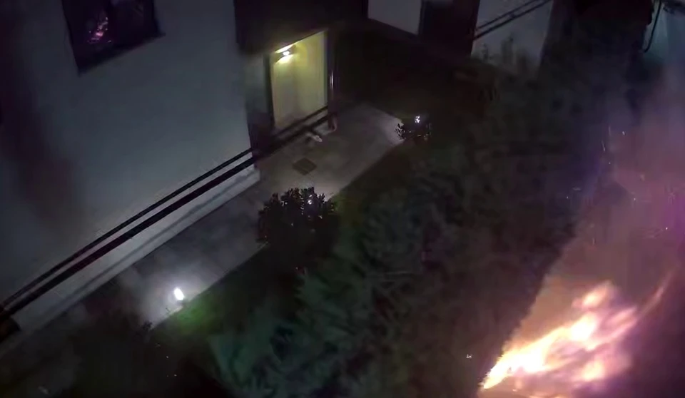 Момент взрыва у дома мэра. Фото: скриншот видео