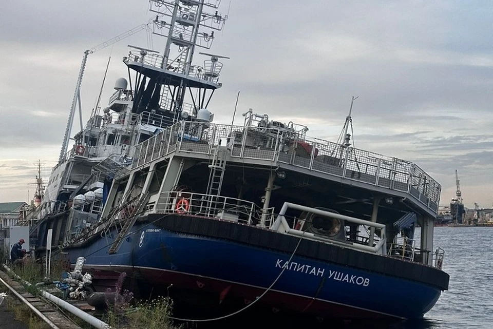 В Санкт-Петербурге частично затонуло судно, принадлежащее ярославскому заводу. ФОТО: Западное МСУ на транспорте СК России