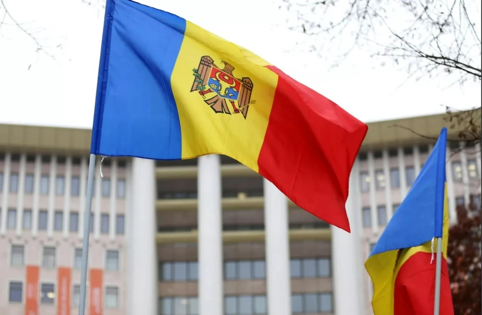 Флаги Молдавии у здания парламента в Кишиневе. Архивное фото