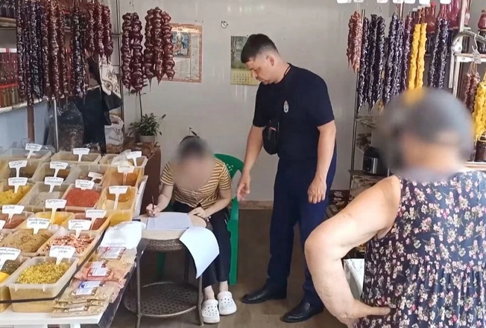 Продавщицы давали показания прямо на рабочем месте. Фото: скриншот видео