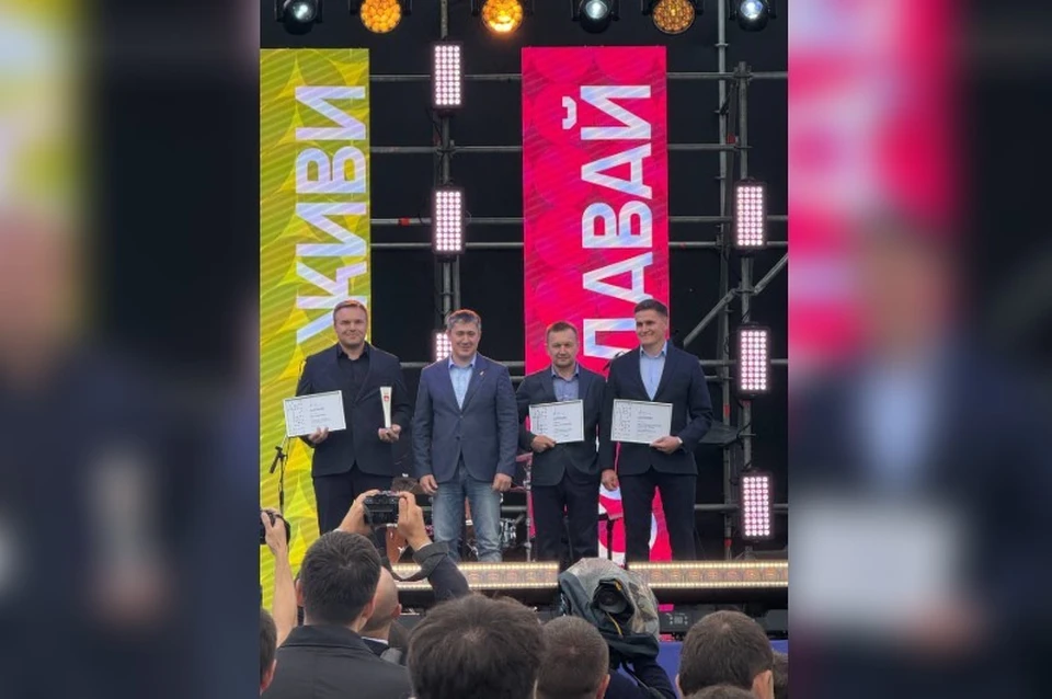 Награды победителям краевого конкурса «Лидер Пермского края» вручил губернатор Пермского края Дмитрий Махонин. Фото предоставлено СГ «Развитие»