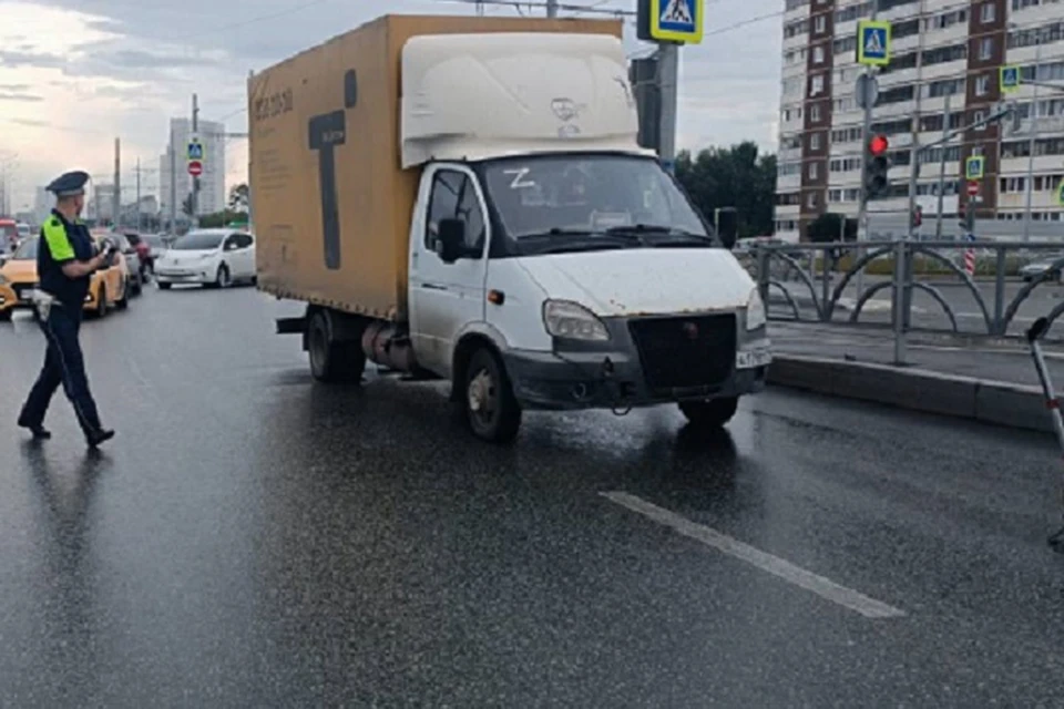 Водитель грузовика не заметил пешеходов из-за стойки. Фото: Госавтоинспекция Екатеринбурга