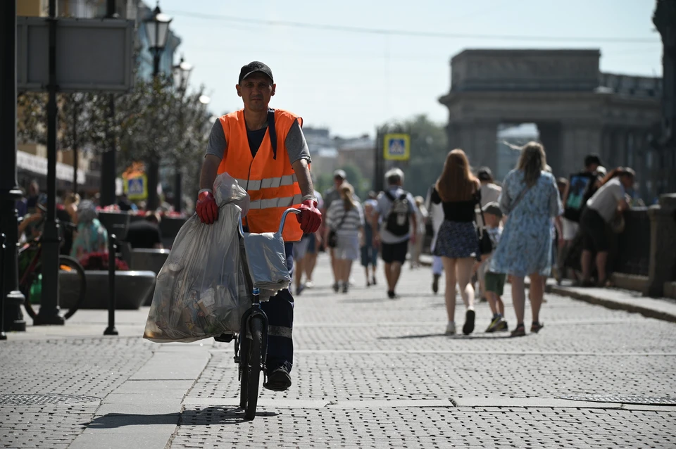 Количество дворников выросло до 6,5 тысяч в Петербурге.