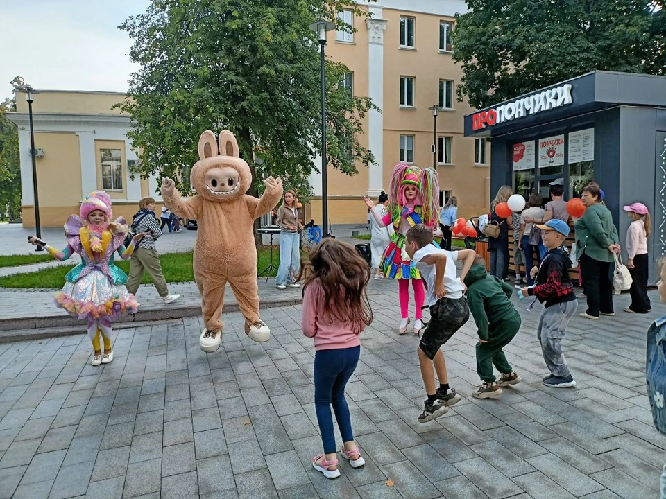 В честь открытия прошли детские праздники с анимационной программой и угощениями.