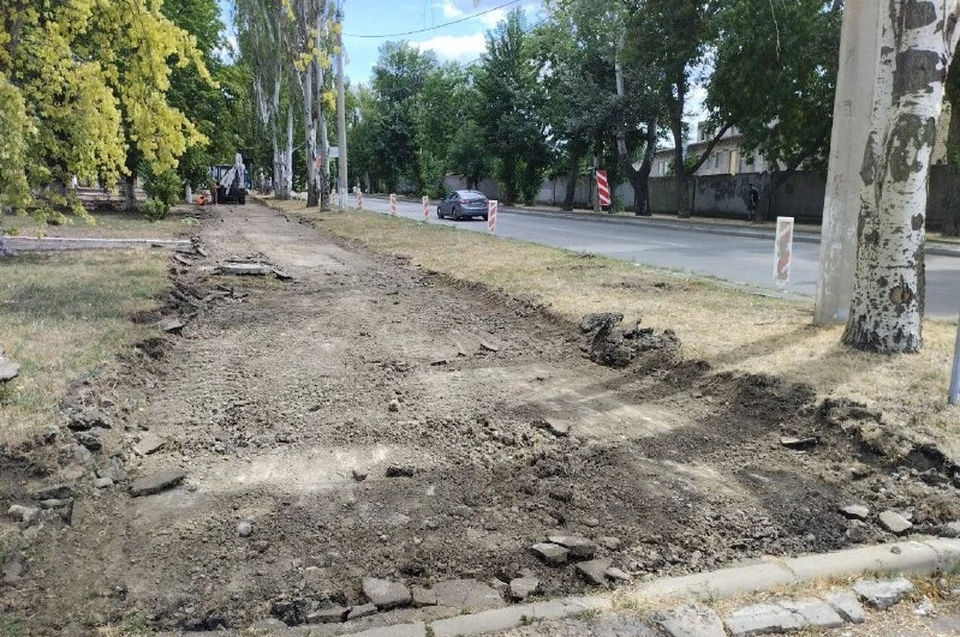 Помимо обновления дорожного покрытия и бордюров, дорожники займутся благоустройством пешеходных зон и парковочных мест. Фото: ТГ/Пушилин