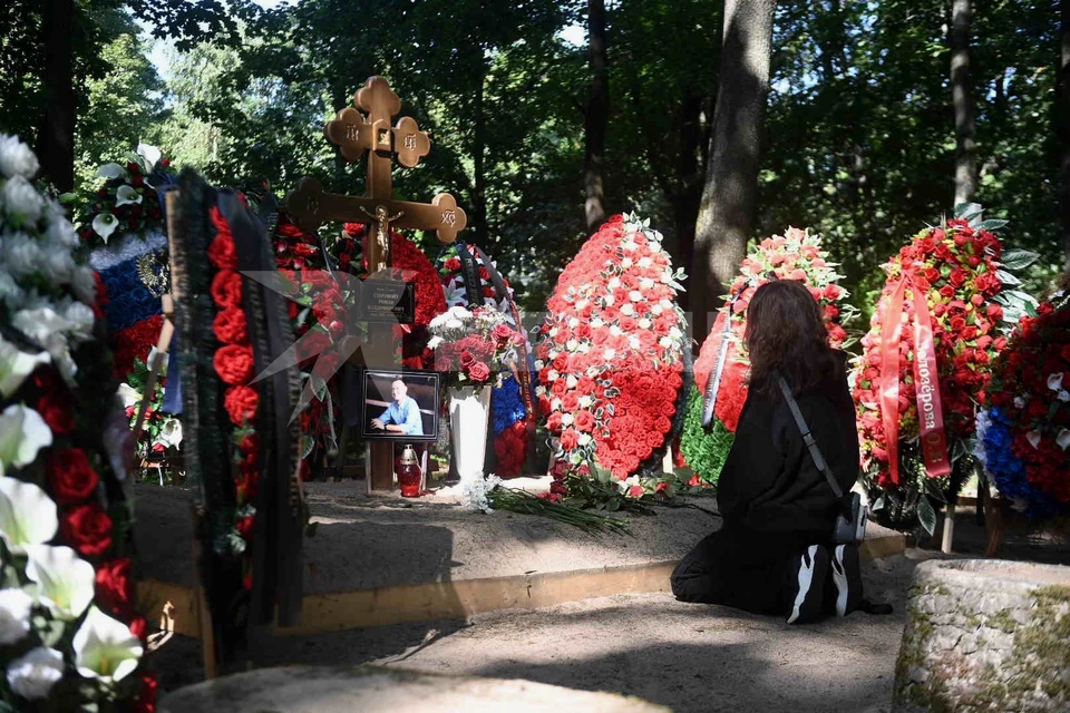 Дочерей Романа Старовойта заметили на кладбище в Петербурге в 40-й день после его смерти.
