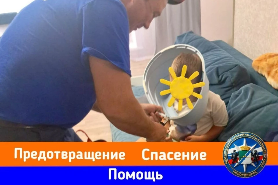 Спасатели МАСС быстро освободил ребёнка. Фото: пресс-служба МАСС Новосибирской области.