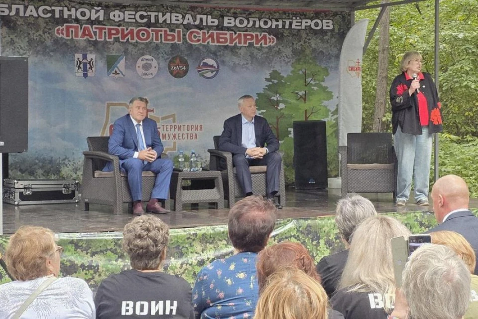 Председатель Заксобрания Андрей Шимкив и депутаты поблагодарили добровольцев за помощь и инициативу. Фото: пресс-служба Заксобрания Новосибирской области.