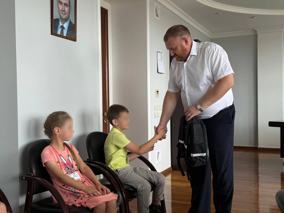 Благотворительная акция «Собери ребенка в школу» продолжается по всей области. Фото: администрация Орска