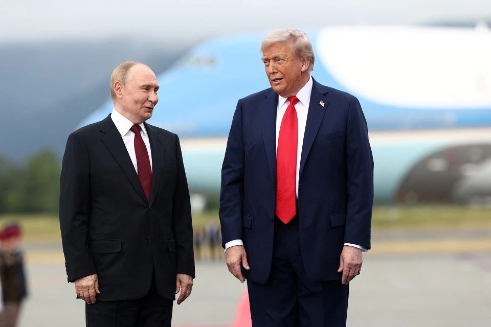 Путин и Трамп посмеялись при встрече на Аляске