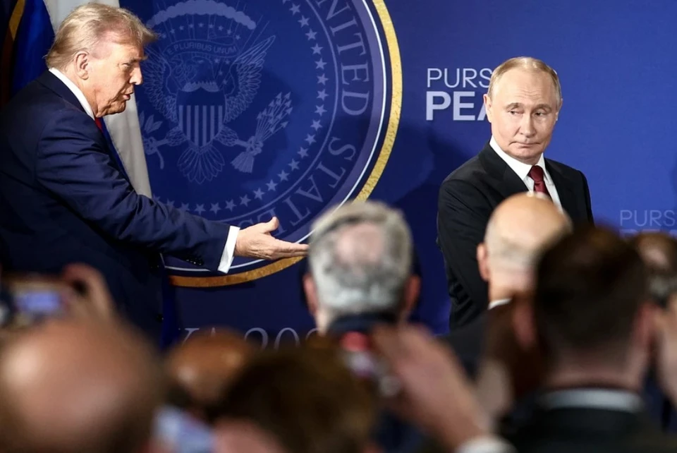 Владимир Путин и президент США Дональд Трамп перед началом пресс-конференции по итогам встречи на Аляске. Фото: Сергей Булкин/ТАСС