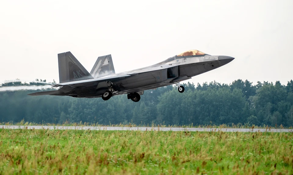 Истребитель пятого поколения F-22 был разработан в 1990-ые годы ведущими авиационными и военными компаниями США. Фото: Andrzej Wanda/East News.