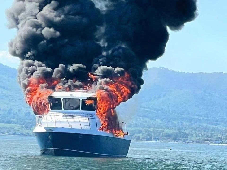 Во Владивостоке загорелся катер, пассажиры прыгают в воду. Фото: t.me/novosti_25_region.