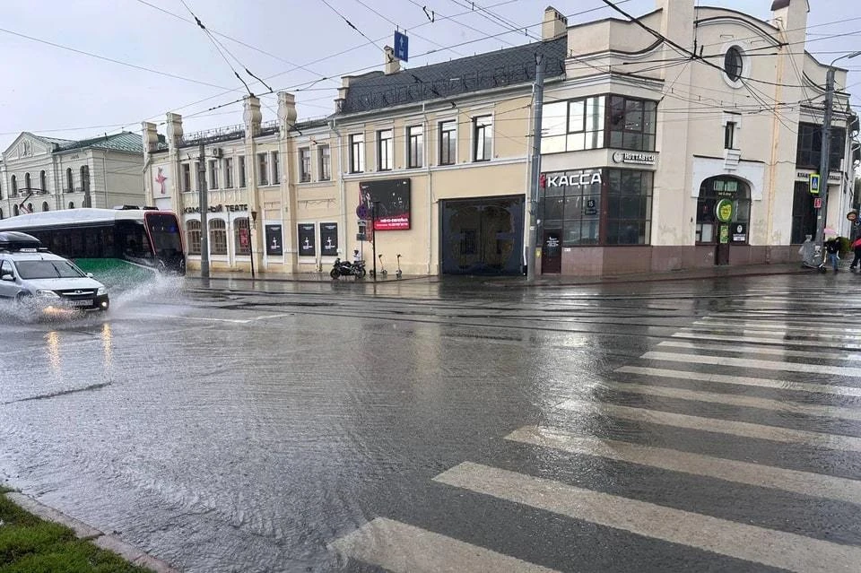 В минувшие выходные затопило территорию рядом с Оперным театром
