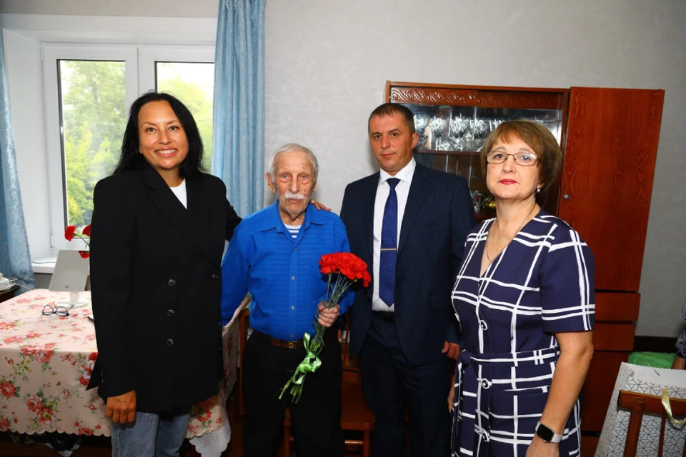 В Иркутске ветеран войны Иван Фомин отметил 99-й день рождения.