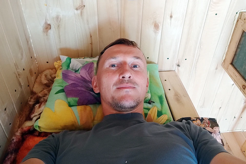 Корреспондент "КП" лечится в апидомике - заходишь внутрь и ложишься на полку, как в сауне. Дышишь медом, а под тобой пчелы жужжат и вибрируют