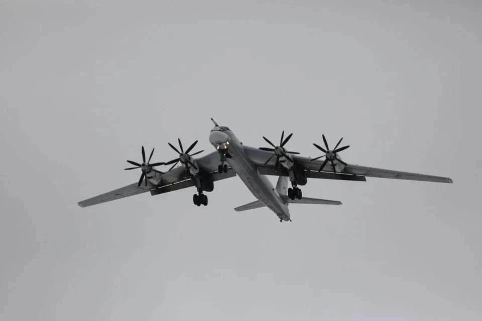 Российские ракетоносцы Ту-95МС совершили плановый полет над Японским морем