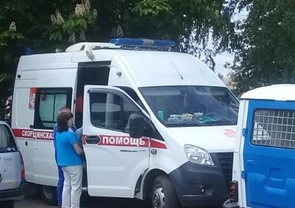 Медики оценивают состояние мужчины как тяжелое. Для продолжения лечения его на «скорой» везут в городскую больницу №2 Белгорода.