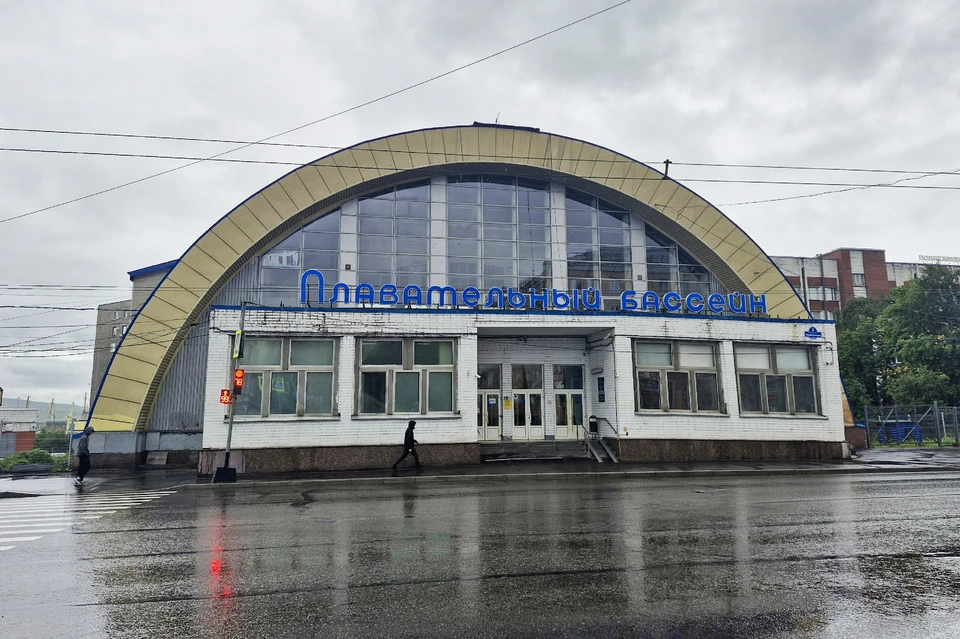 На время ремонта объекта подыщут новые места для трудоустройства 14-ти сотрудникам Центрального бассейна - обслуживающему персоналу.