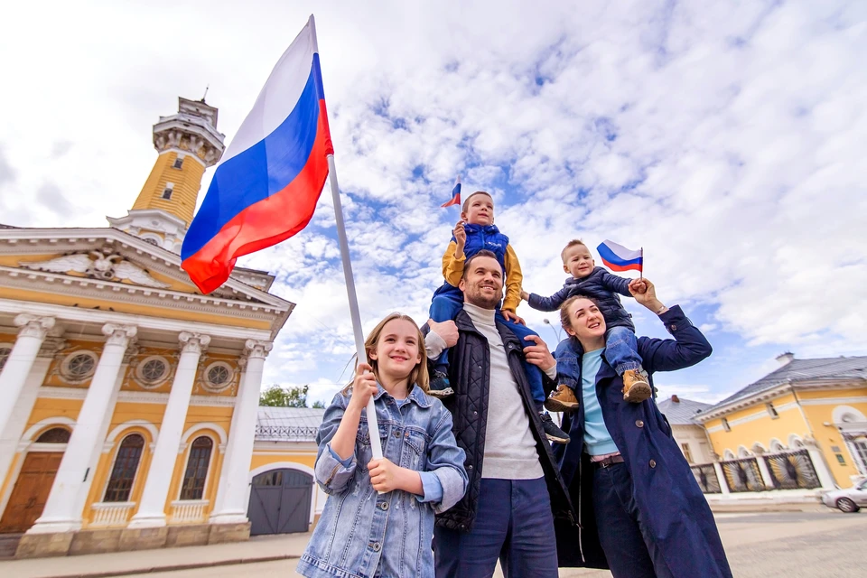 Шесть из десяти россиян (59%) читают: «жить надо в той стране, где ты вырос и получил образование. Фото: Da Antipina/Shutterstock/Fotodom.