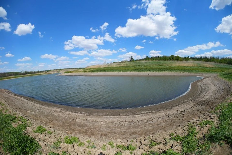 Обмельчавшее Старокрымское водохранилище возле Мариуполя