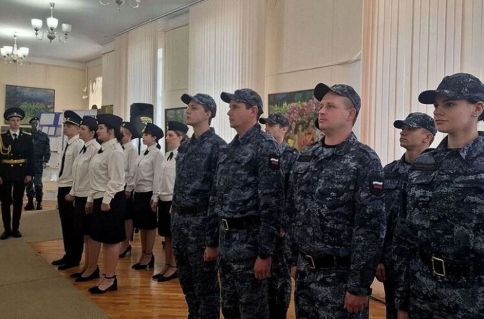 Молодые сотрудники поочередно выходили вперед и торжественно присягали на верность Российской Федерации и её народу. Фото: пресс-служба ГУФССП России по СК