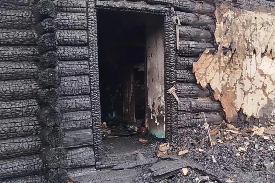 От дома остались обугленные стены. Фото: СУ СК по Курганской области