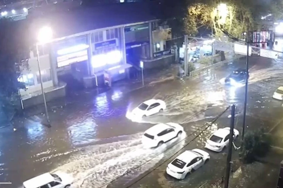 Ночной ливень превратил улицы в реки. Фото: скриншот видео с камер