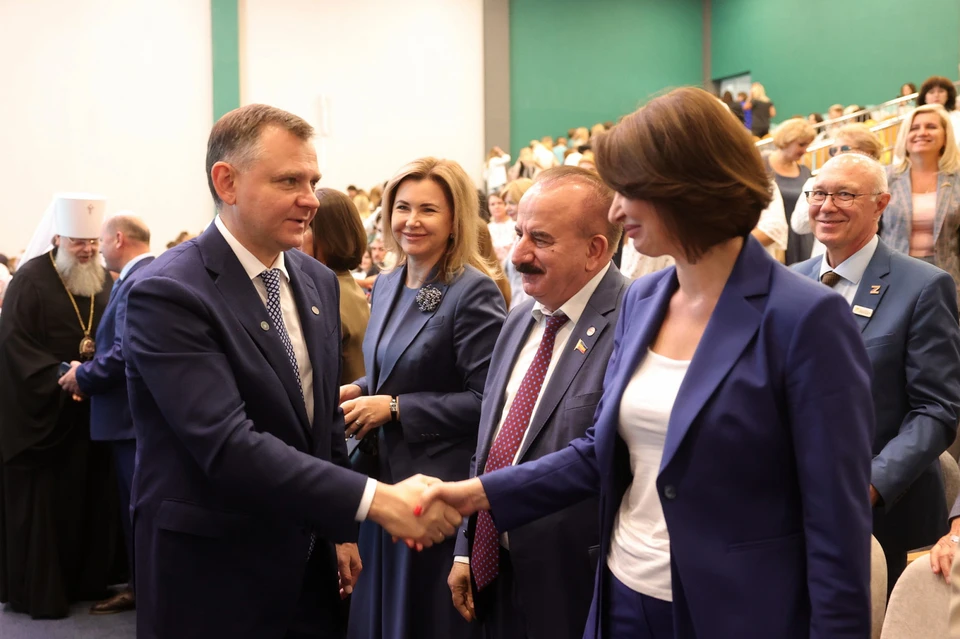Юрий Слюсарь на августовской педконференции рассказал о новых мерах поддержки учителей. Фото: пресс-служба губернатора Ростовской области