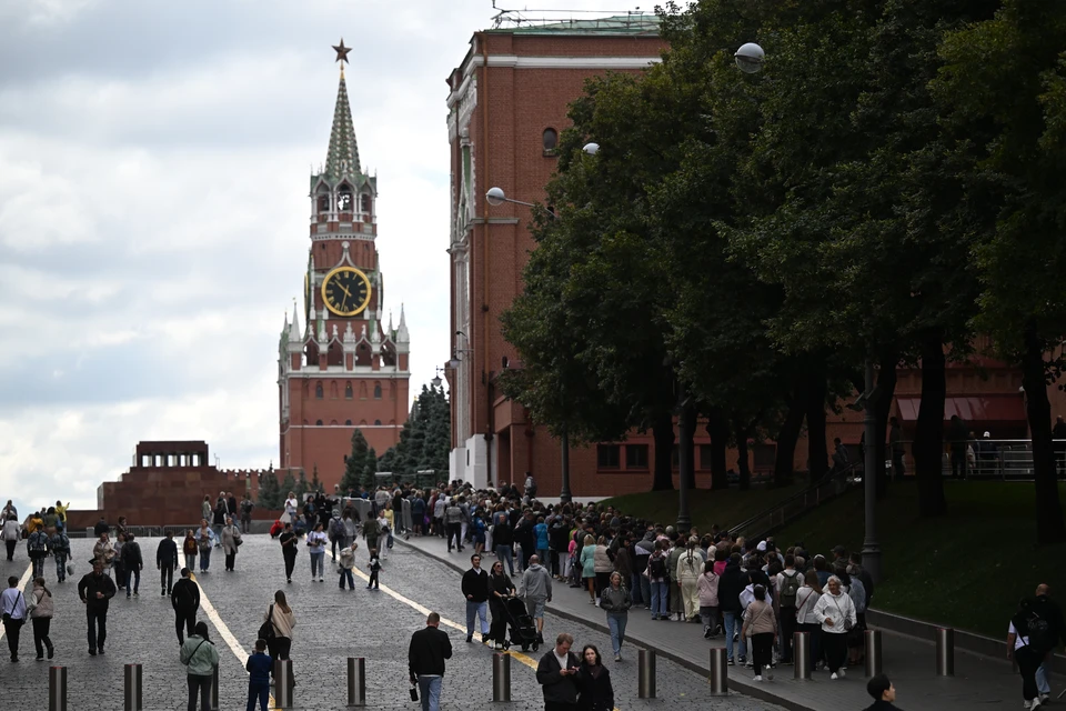 Мальчик прогуляется по Красной Площади.