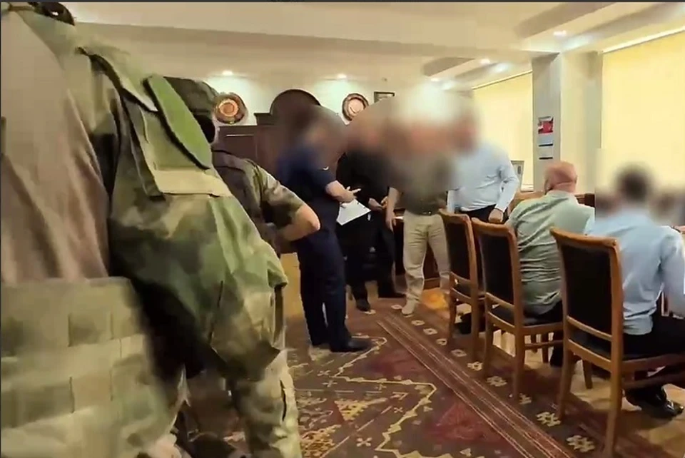 Следователи искали улики по делу о халатности при возведении школы в селе Балахани. Фото: стоп-кадр видео СУ СКР по республике