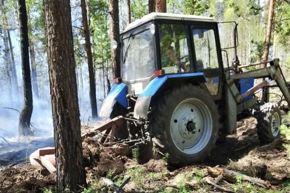В Иркутской области тушат лесные пожары на площади более тысячи гектаров.