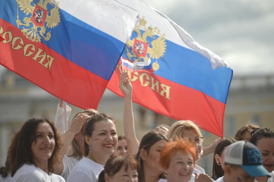 В крае проведут более 2 тысяч мероприятий в честь Дня флага России Фото: Алексей БУЛАТОВ